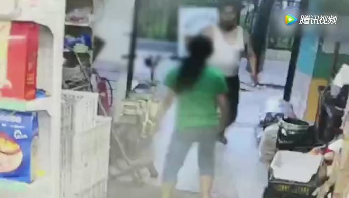 疑因纠纷两老人被捅十几刀当场死亡 行凶现场曝光