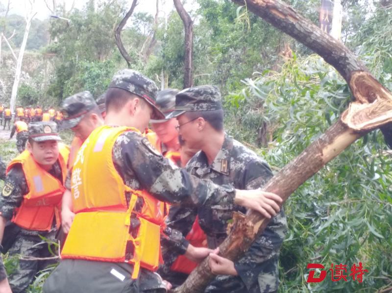武警深圳支队200余名官兵上路清障