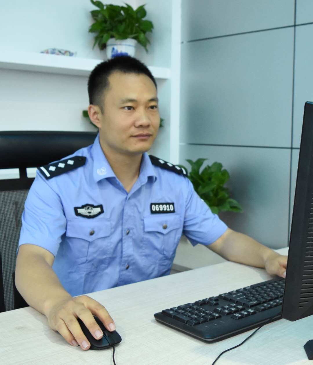 罗浩淼：乔装买家智擒毒贩
