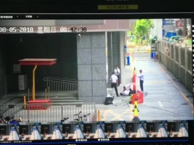 监控实拍：深圳一笔挺壮汉刚爬上人字梯，悲剧就发生了......