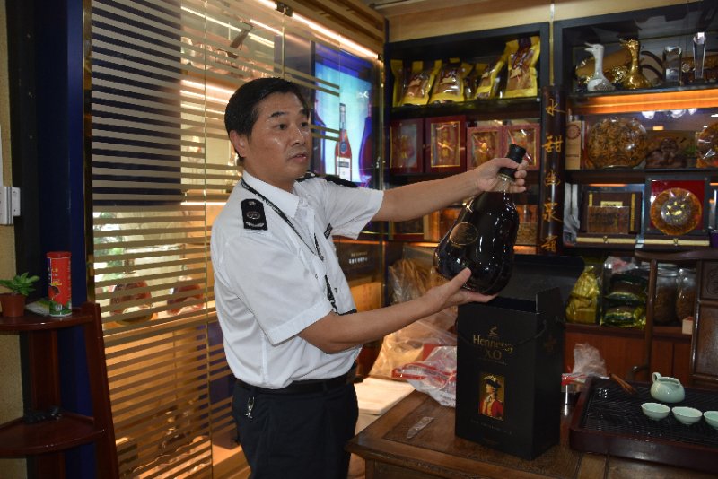 宝安一小店查出路易十三等来源不明名酒