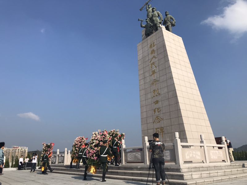 龙岗举行红花岭革命烈士纪念碑敬献花篮仪式