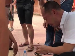神秘白衣男子及时救助倒地老人：事后大家惊呼居然是他！
