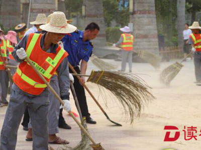 加快恢复城区环境 300梅沙志愿者展台风灾后大清洁活动