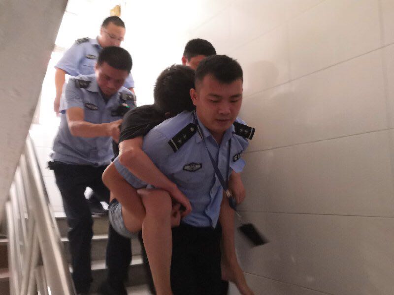 航城网格员急救轻生男子 家人送锦旗表示感谢
