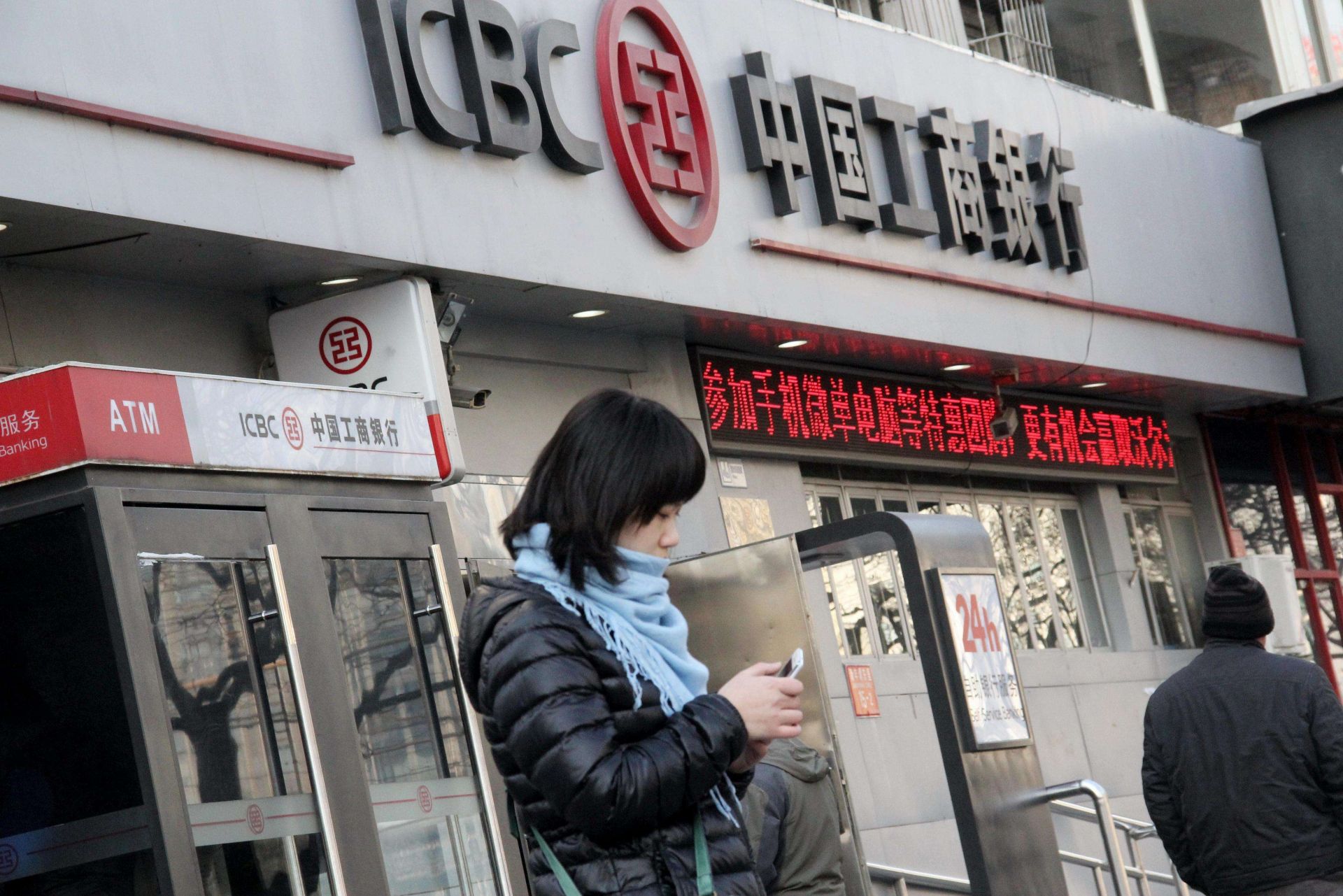 外管局：6月末我国银行业对外净负债2336亿美元