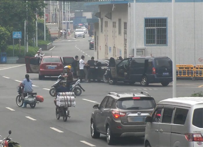 惊险！光明警方前后夹击，路面捕获“油耗子”