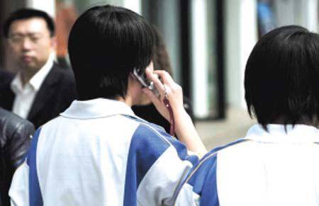 手机校园管理面临“尴尬”，是厉行禁止还是分类规范？