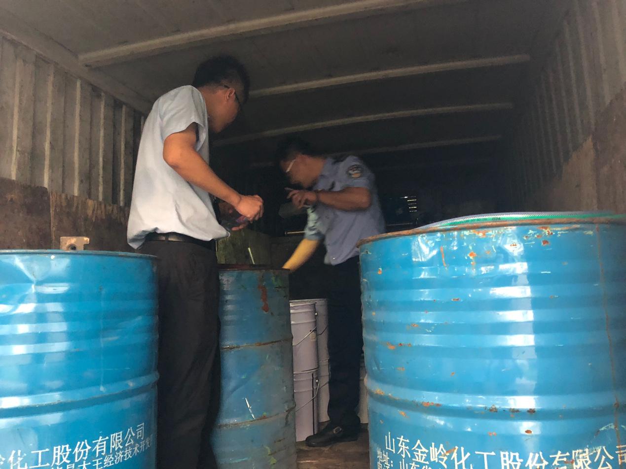 燕罗街道查扣1.6吨违规私藏危化品