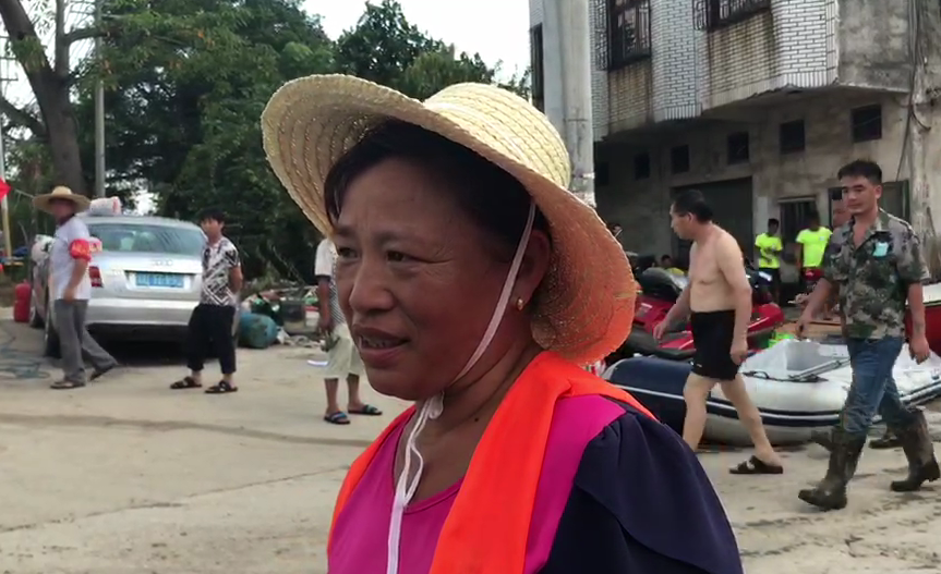 环卫女工6天第一次涉水回家！心中还牵挂家里的小狗