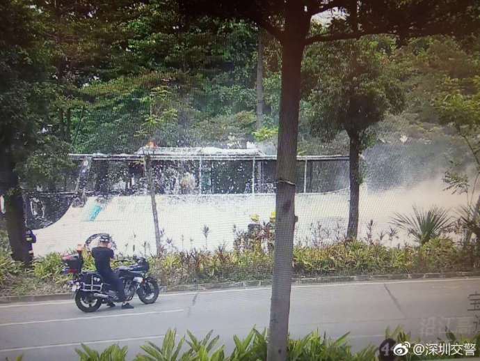 一大巴突然着火！事发宝安沿江高速西乡大道出口