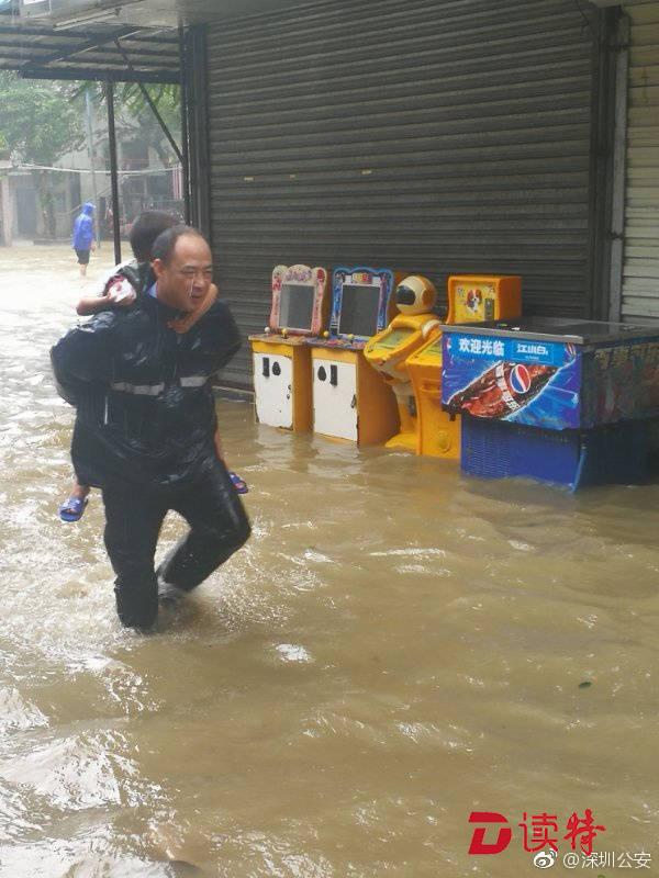 “孩子别怕，警察叔叔来救你了” 暖心一幕获深圳市民点赞