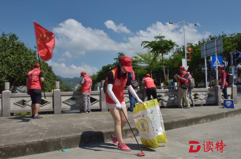 台风“山竹”来之前，这批志愿者头顶烈日进行了护河行动