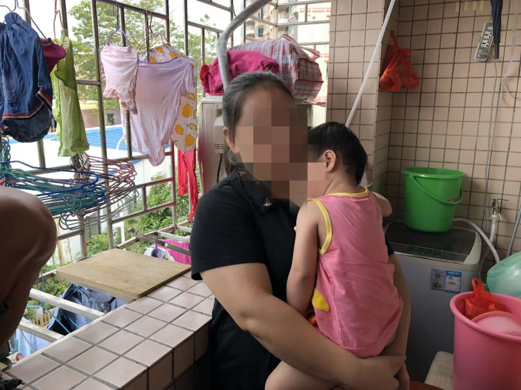 急！小女孩被卡防盗窗护栏 东湖城管队员合力施救