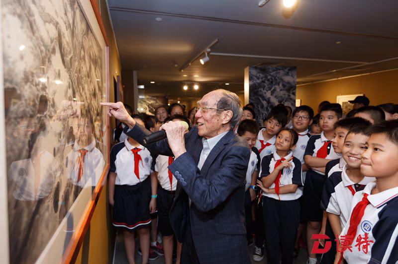 香港知名艺术家王无邪首次回乡办个展 60幅水墨画亮相莞美