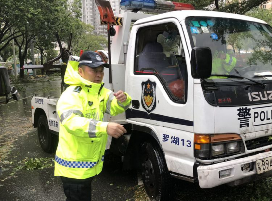 罗湖交警：未雨绸缪筑防线 风雨坚守保平安
