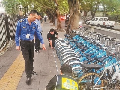 市城管局联合市交委、市交警局整治“僵尸车”和非法共享单车