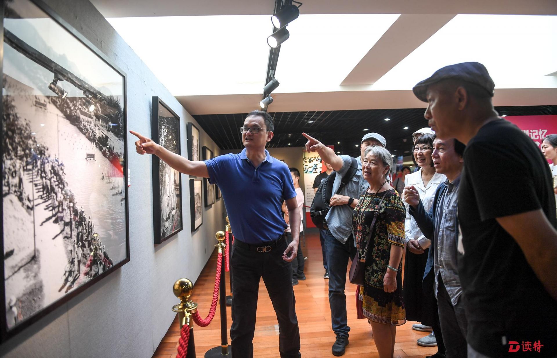 ​“深圳记忆·何煌友摄影作品巡展”在深圳中心书城展出