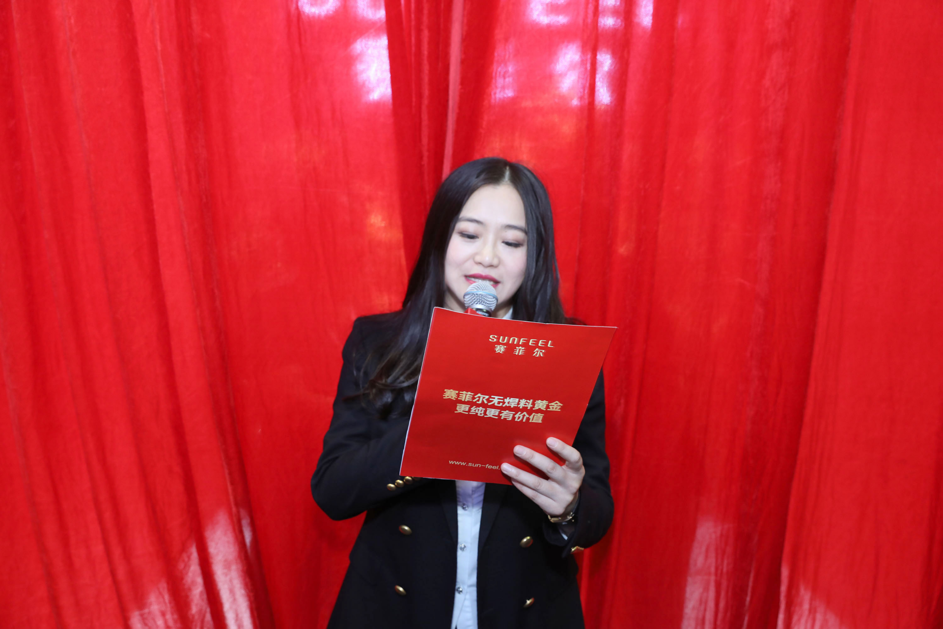 创建婚庆消费场景 赛菲尔发布第五季“中国风万足金婚纱” 
