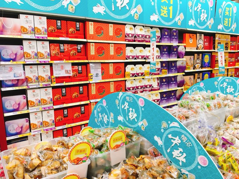 中秋节日市场迎来销售高峰！中低档名牌月饼热销