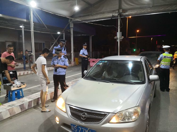 多警联合查毒驾 安全出行保万家