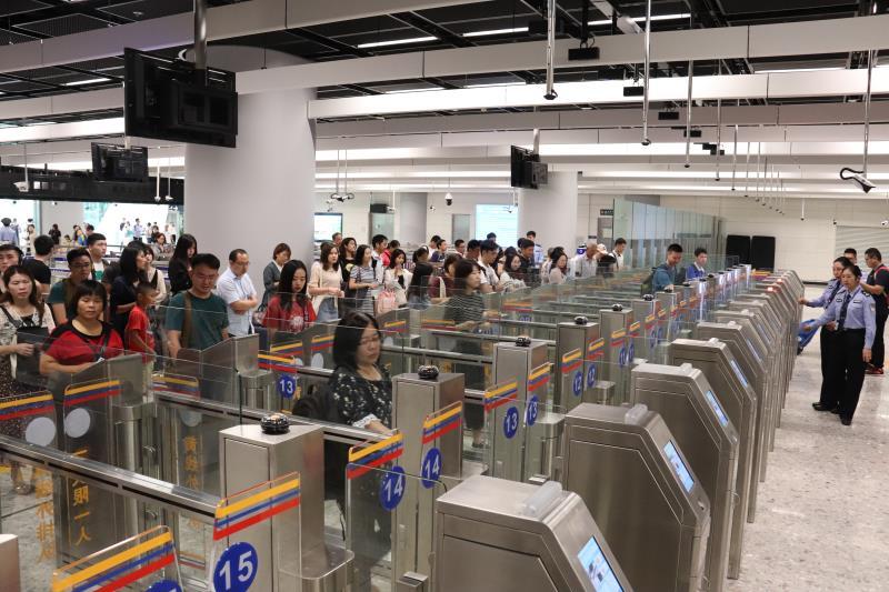 广深港高铁西九龙站口岸正式开通 首日出入境通关安全顺畅