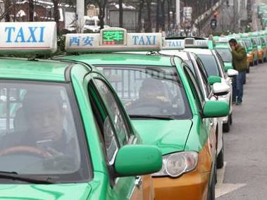 醉酒乘客将15万现金遗落出租车 西安的哥连夜送还