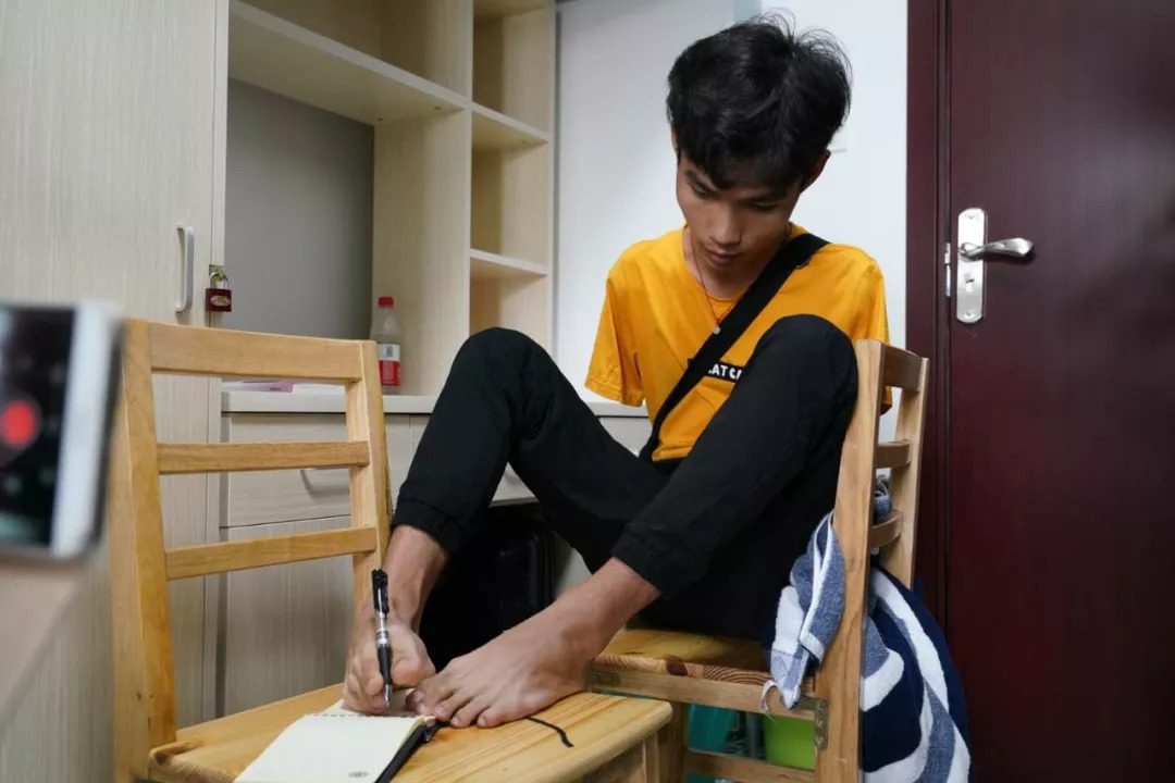 3岁失去双臂，高考用脚考出514分！学校为他改造床铺，他说……