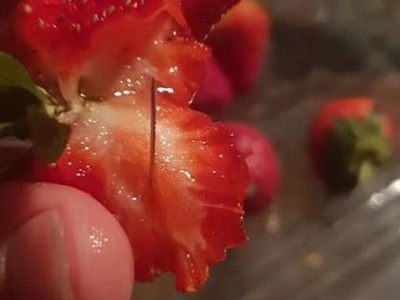小男孩恶作剧在草莓里藏针，导致澳大利亚数千吨草莓被销毁