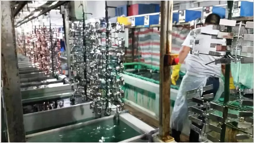 深圳一工厂两面孔:一边是先进车间，一边是危险镀铬池