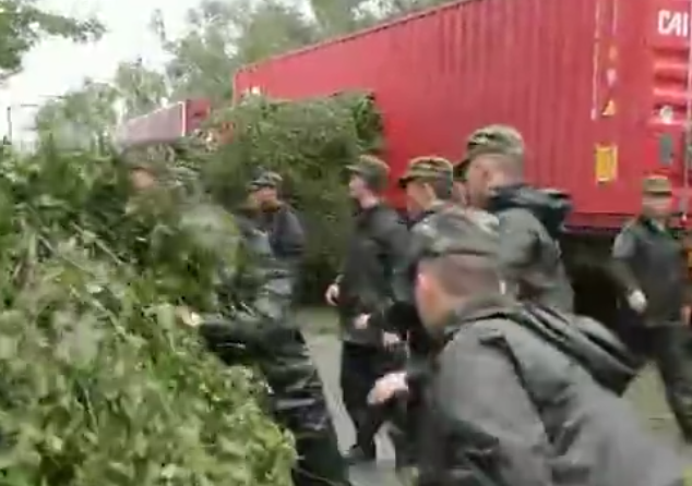 武警广东总队官兵连夜抢通盐田交通干道