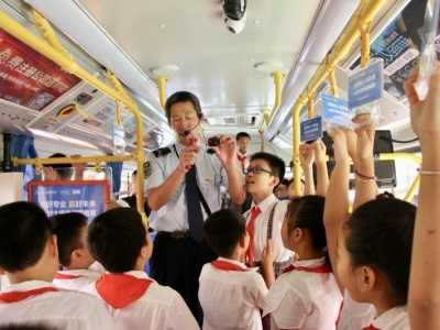 纯电动公交开进校园 给孩子上了堂生动的安全课