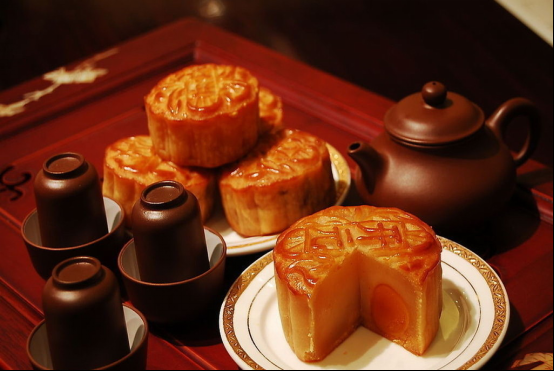 每逢佳节胖三斤的我还吃不吃月饼？营养专家给你支个招！