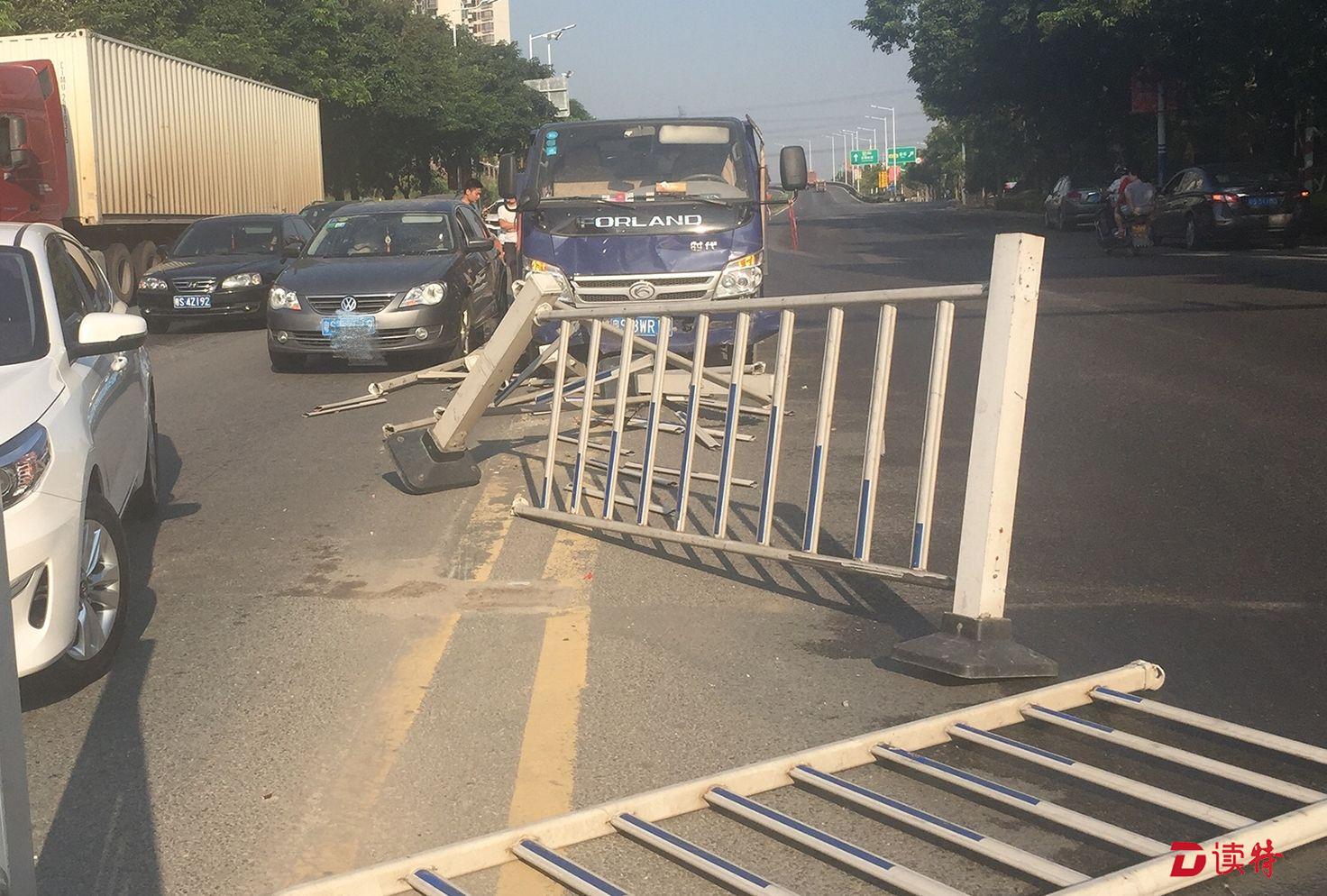 惊险！东莞一大货车紧急刹车，但还是把护栏横扫了