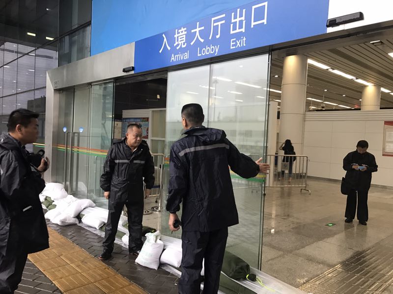 深圳湾旅检楼玻璃屋顶盖被吹裂