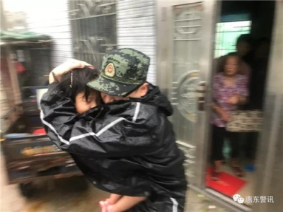 最温暖安心的怀抱！这张山竹灾区救援的照片让人泪目