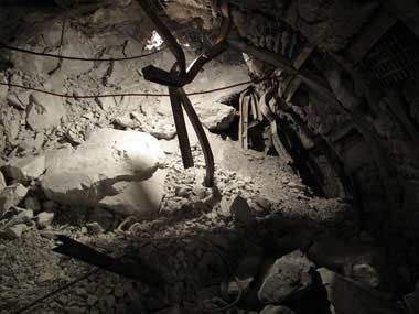 山东龙郓煤业冲击地压事故22人被困，已发现2人遇难