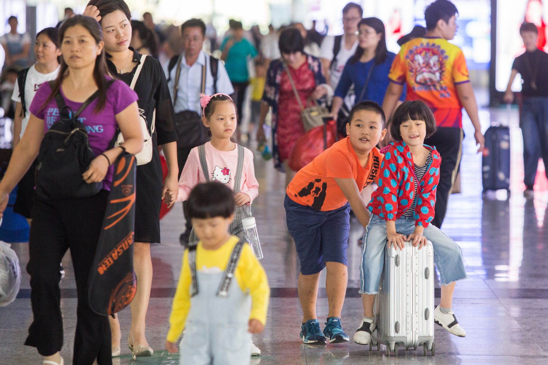 从香港机场坐船回深圳，人到了行李却没到？