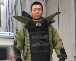 董锟：与“死神”过招的排爆专家