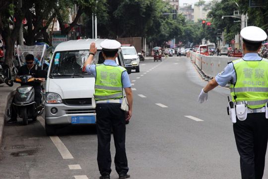 特评| 深圳交警“史上最严”道路整治拨亮规则提示灯