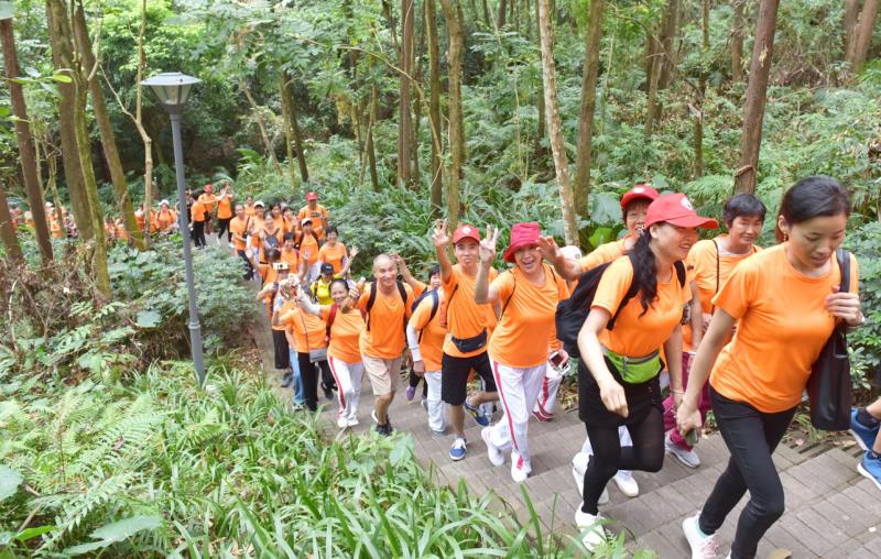 龙岗区第五届重阳登山活动在八仙岭公园举行