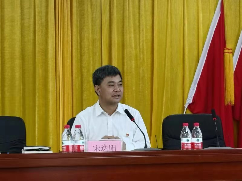 南湾街道党工委书记下社区讲党课