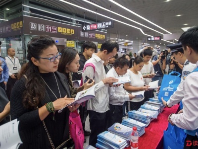 深圳举行“平安地铁”反恐宣传 花式防范技能了解一下