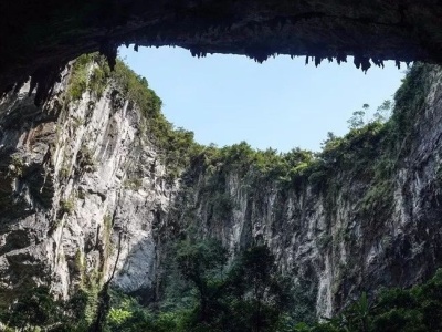 广西发现一“世界级”巨型洞穴大厅 天坑照曝光