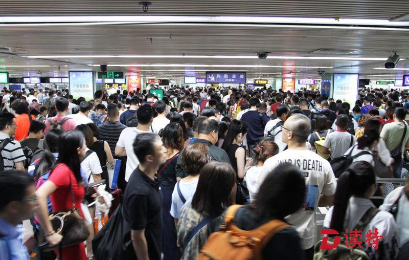 截至3日下午3点半，深圳口岸国庆假期迎客逾200万人次
