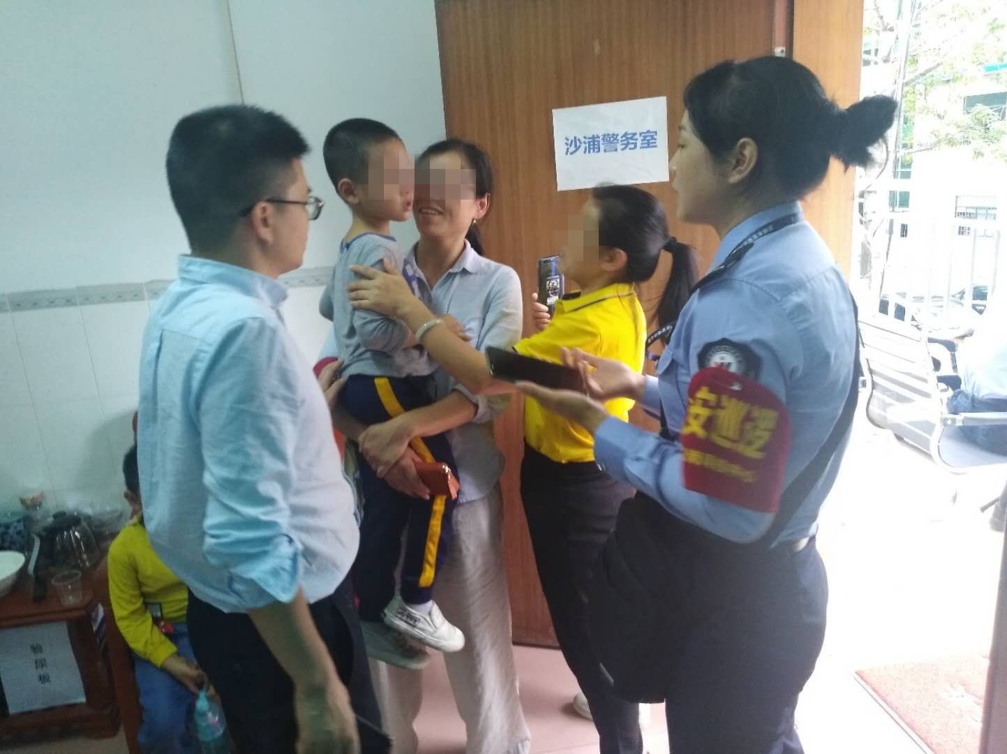马大哈家长粗心丢孩子 女网格员贴身守护找妈妈
