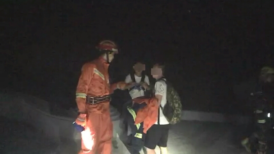 两男子节日登山被困，汕尾警方组织多方力量连夜搜山解救