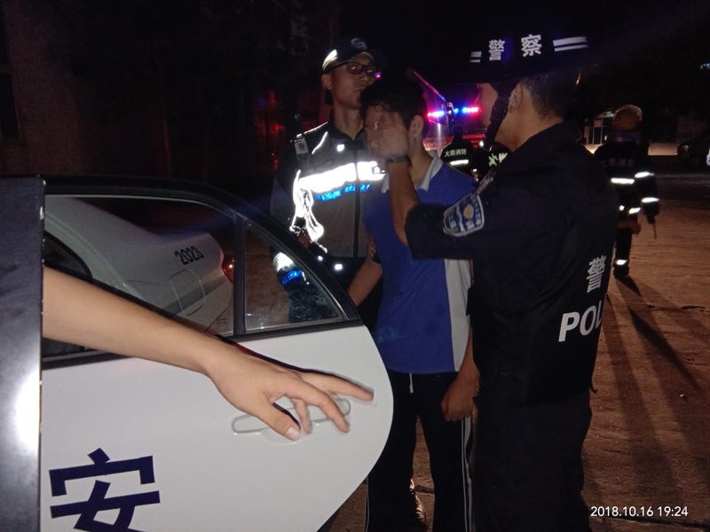 14岁男孩割断煤气胶管欲轻生 大鹏警方冒险破门救其生还