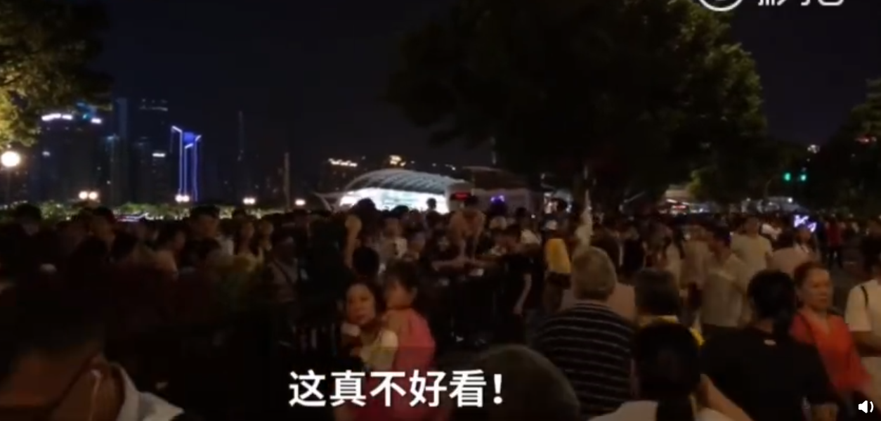 不到1分钟30名广州塔游客翻围栏 素质呢？