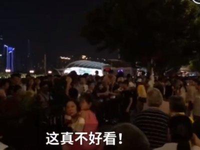 不到1分钟30名广州塔游客翻围栏 素质呢？